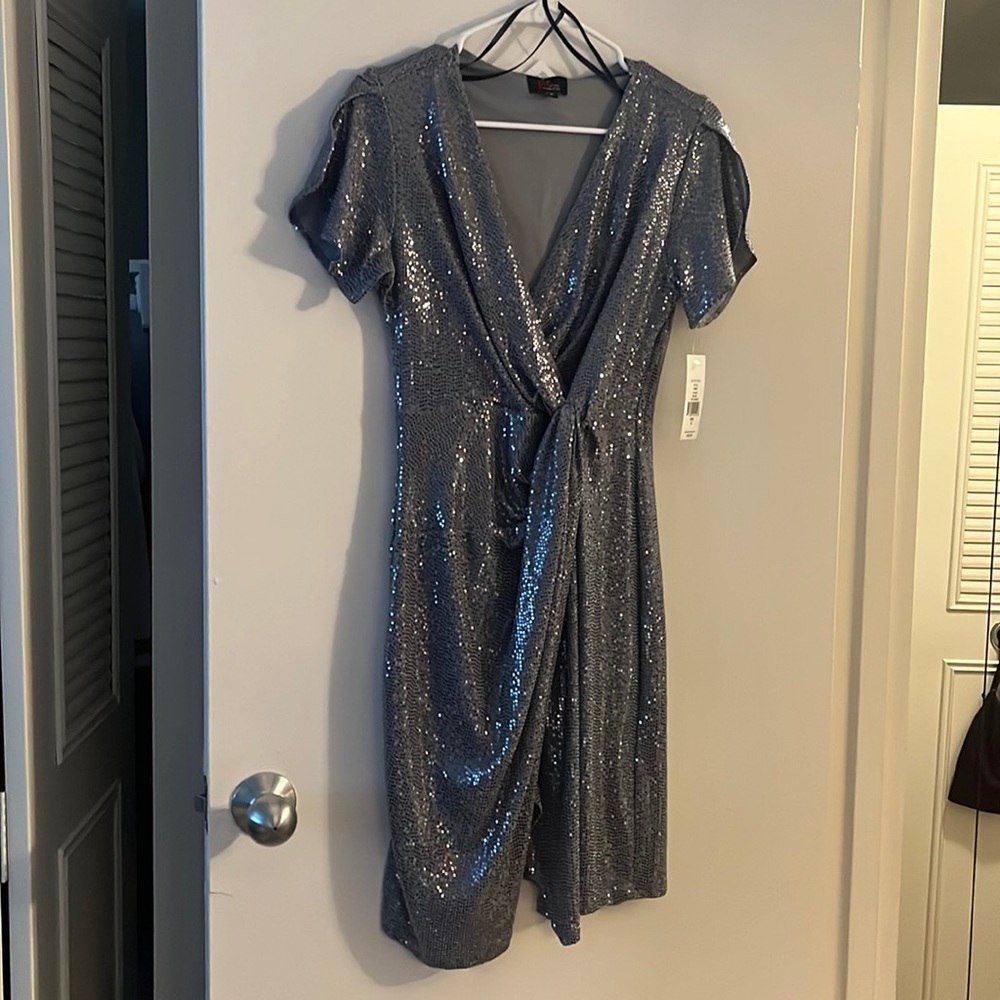Flattering sequined dress by jm studio in dark silver with sequins!